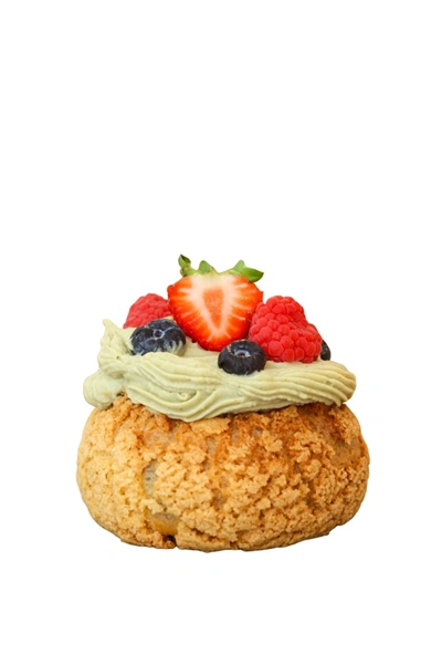 CHOUX CREAM PISTACHE COM FRUTAS VERMELHAS
